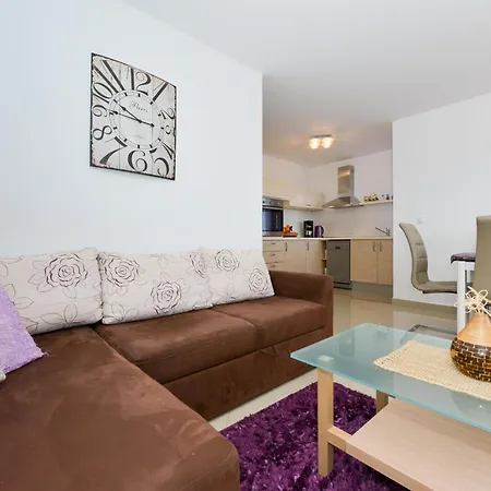 Fuer Fuenf Personen Im Ersten Stock Apartment Vir