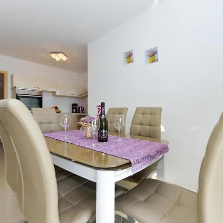 Apartment Fuer Fuenf Personen Im Ersten Stock *