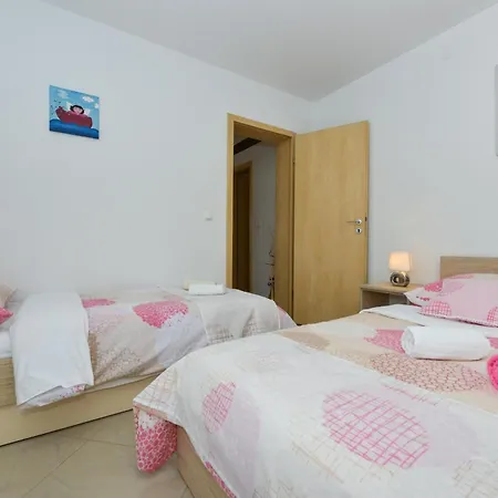 Apartment Fuer Fuenf Personen Im Ersten Stock