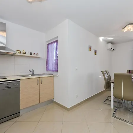 Apartment Fuer Fuenf Personen Im Ersten Stock