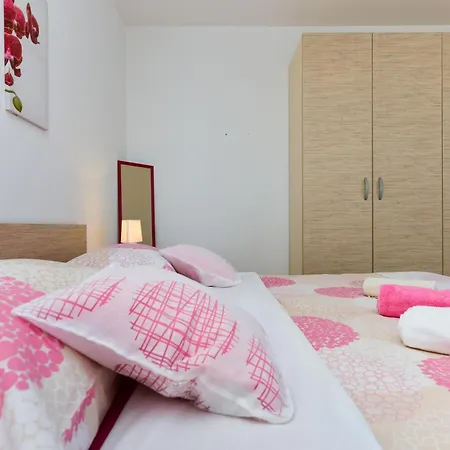 Fuer Fuenf Personen Im Ersten Stock Apartment