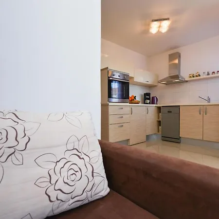Fuer Fuenf Personen Im Ersten Stock Apartment Vir