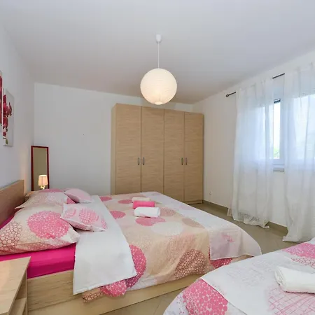 Apartment Fuer Fuenf Personen Im Ersten Stock