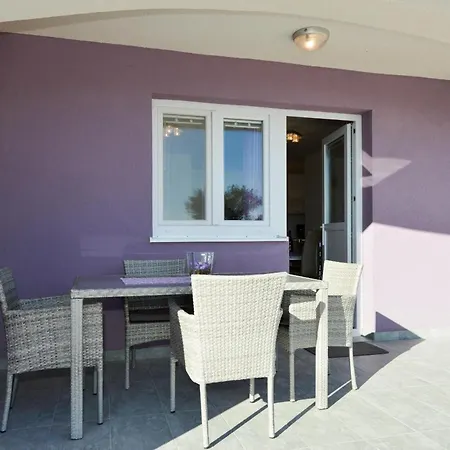 Apartment Fuer Fuenf Personen Im Ersten Stock *