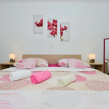 Fuer Fuenf Personen Im Ersten Stock Appartement *